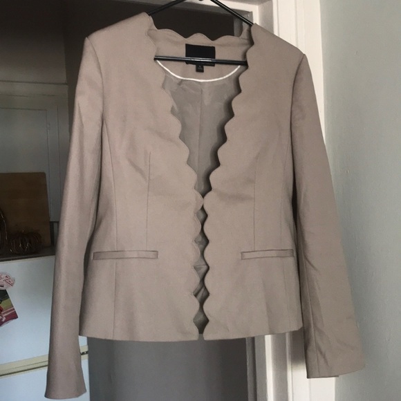 Banana Republic Jackets & Blazers - Banana Republic Scalloped Blazer